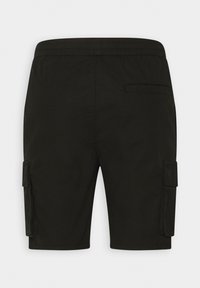 Pantaloni cargo neri con tessuto testurizzato, cintura elasticizzata e tasche laterali con chiusura a pattina per una maggiore praticità.