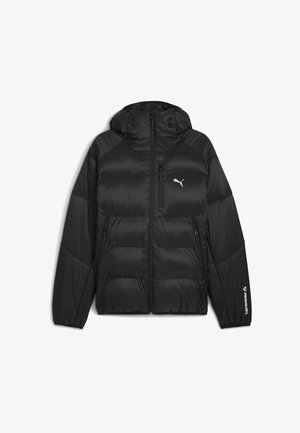Czarna kurtka puchowa z kapturem, z zamkiem błyskawicznym z przodu, elastycznymi mankietami i dwoma kieszeniami z zamkiem błyskawicznym po bokach. Szczegóły Primaloft i logo Puma.