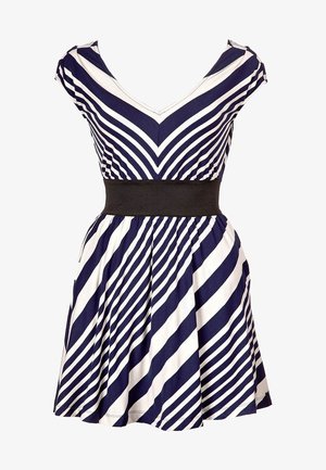 Abito a righe navy e bianche con scollatura a V, maniche a cappuccio, ampia cintura nera e gonna svasata di lunghezza al ginocchio.