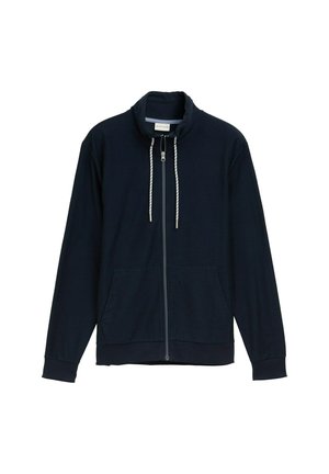 Giacca blu navy con zip e colletto alto, due tasche frontali e dettagli con cordino. Realizzata in un tessuto leggero e testurizzato.