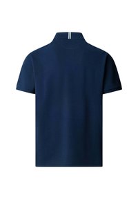 Polo azul marino de manga corta con cuello plano que presenta dos rayas blancas verticales en la parte trasera.
