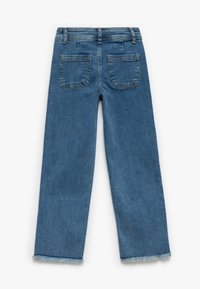 Jeans de mezclilla azul claro con un corte recto, que cuentan con dos bolsillos traseros y un dobladillo deshilachado en los tobillos. Textura suave y tejido resistente.