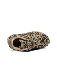 Hnedé nazúvacie topánky s leopardím vzorom, mäkký textúrovaný zvršok s suchým zipsom a flexibilnou podrážkou pre pohodlie.