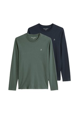 Zwei langärmelige Shirts mit Rundhalsausschnitt, eines olivgrün und eines marineblau, jeweils mit kleinem weißem "M OP"-Logo auf der linken Brust.