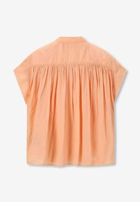 Blouse à manches courtes de couleur pêche avec une coupe décontractée, dotée de plis froncés à l'arrière et d'un col classique. Tissu lisse et léger.