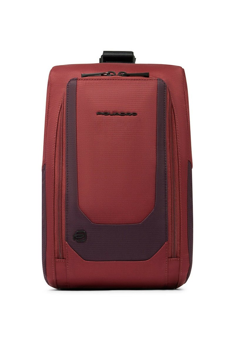 Mochila de color rojo y morado oscuro con un acabado texturizado, que cuenta con un compartimento central con cremallera, detalle de logo y un diseño aerodinámico.