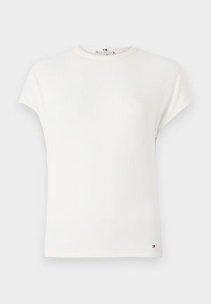 Weißes, geripptes T-Shirt mit kurzen Ärmeln, rundem Ausschnitt und subtiler Markenlogomania auf der unteren linken Seite. Glatte Textur.