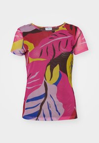 Naisten lyhythihainen istuva paita, jossa on värikkäitä abstrakteja lehtikuosisia kuvioita vaaleanpunaisena, keltaisena, sinisenä, punaisena ja mustana valkoisella taustalla.