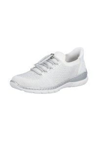 Baskets blanches avec tige en maille, fermeture à lacets élastiques, col rembourré et semelle blanche flexible, conçues pour un usage décontracté.