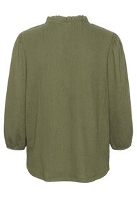 Blouse vert olive en tissu texturé, avec des manches bouffantes et un col à volants. La vue de dos montre une coupe décontractée et un ourlet arrondi.