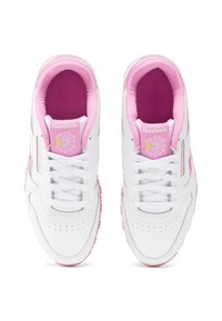 Witte leren sportschoenen met roze accenten, voorzien van een gevoerde kraag, witte veters, geperforeerde neus en een logo op de tong en zijkant.