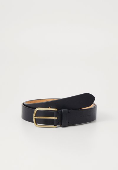 Schwarzer Leder Gürtel mit einer goldfarbenen Metallschnalle. Verfügt über eine glatte Textur und einen einzelnen Halter, mit Nahtdetails entlang der Kanten.