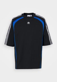 Černé tričko s krátkým rukávem, které má modré boční akcenty a tři bílé pruhy na rukávech. Obsahuje malé bílé logo na hrudi.