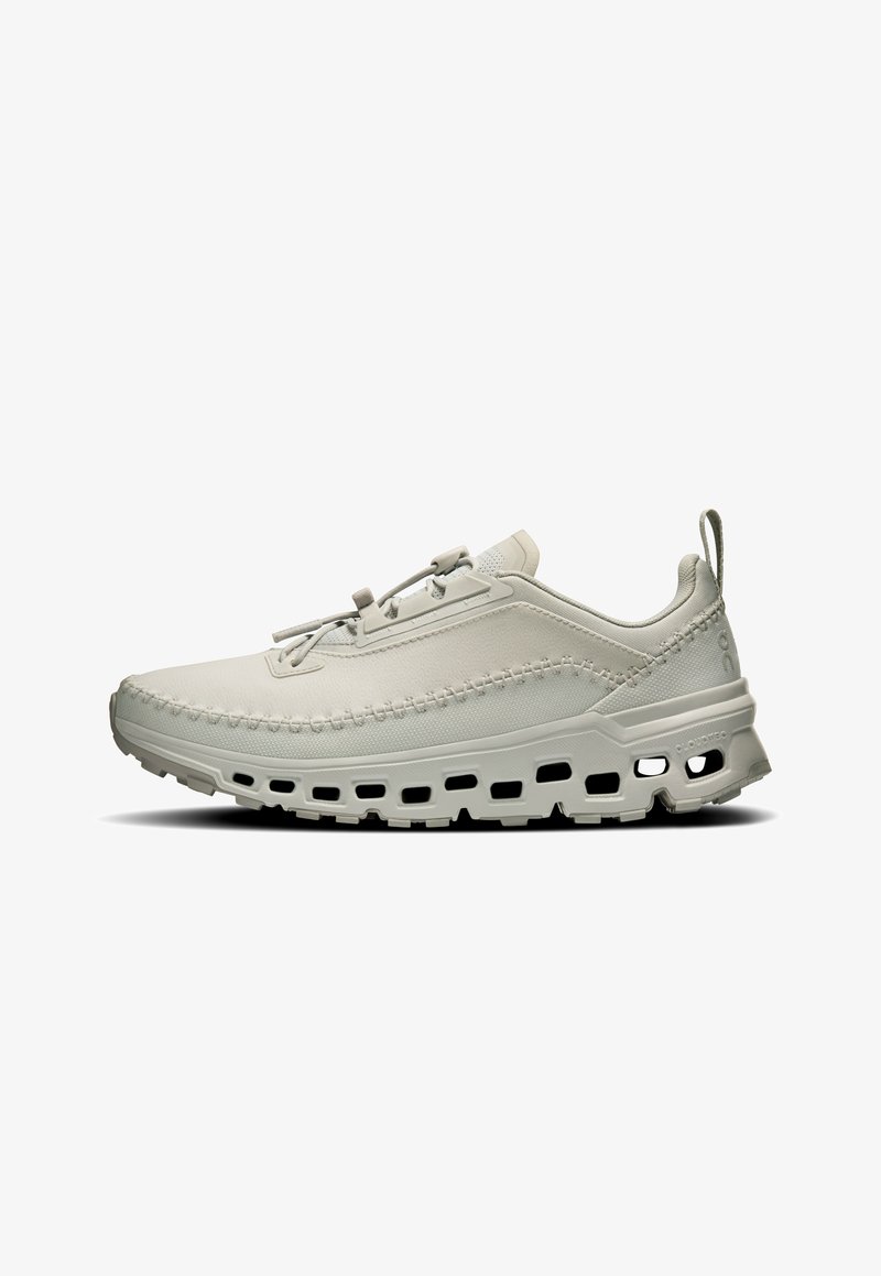 Světlé šedé sportovní boty s hladkým textilním svrškem, texturovaným švem a polstrovanou podrážkou s ventilačními otvory.