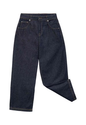 Mørkeblå denimjeans med knap og lynlås foran, fem lommer og det ene ben let bøjet i knæet.