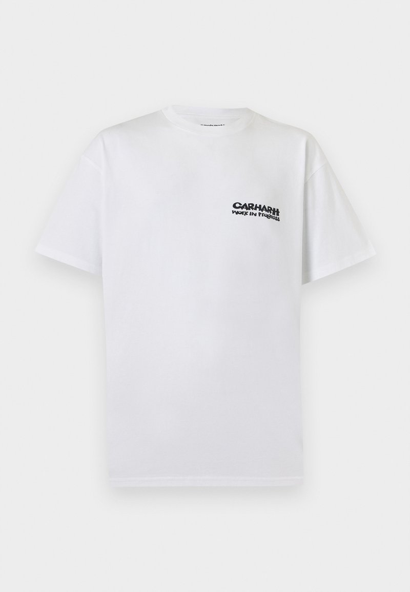 Maglietta bianca a maniche corte con piccolo logo nero "Carhartt Work in Progress" sul petto sinistro, sfondo uniforme.