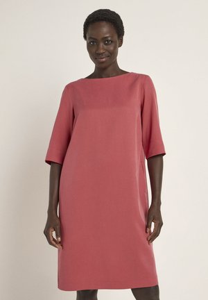 Kurzes pinkes Kleid aus glattem Stoff, mit einem Bootsausschnitt, kurzen Ärmeln und lockerer Passform, das gerade über dem Knie endet.