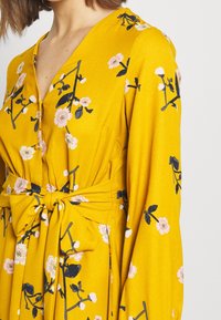 Vero Moda Abito a camicia - dark yellow