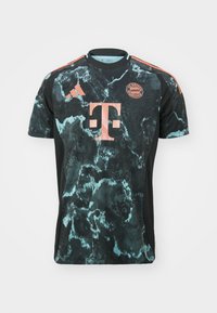 Crna majica kratkih rukava s uzorkom mramorne plave i sive boje, s koraljnim naglascima i okruglim logom FC Bayern München na prsima.