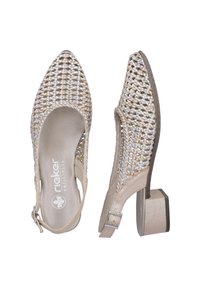 Chaussures à bride arrière en cuir tissé beige avec bouts pointus, boucles réglables et talons blocs bas, vues de dessus et de côté.