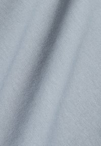 Lichtblauwe stof met een gladde, licht gestructureerde oppervlakte, voorzien van een uniforme weefpatroon. Ideaal voor kleding of stofferingstoepassingen.