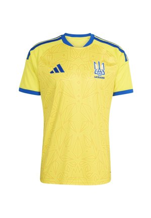 Geel voetbalshirt met blauwe accenten, blauw Adidas-logo op de rechterborst, en het Oekraïense embleem op de linkerborst met een subtiel geometrisch patroon.