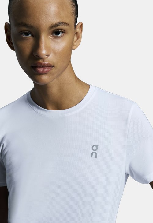 On CORE - Basic T-shirt - white — foto 4