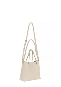 Borsa tote in finta pelle beige con una texture liscia, dotata di manici con dettagli in catena e una tracolla lunga removibile per un uso versatile.