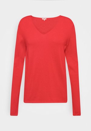 Pull femme à manches longues, rouge uni, col en V avec une coupe ajustée, présenté sur un fond gris clair uni.