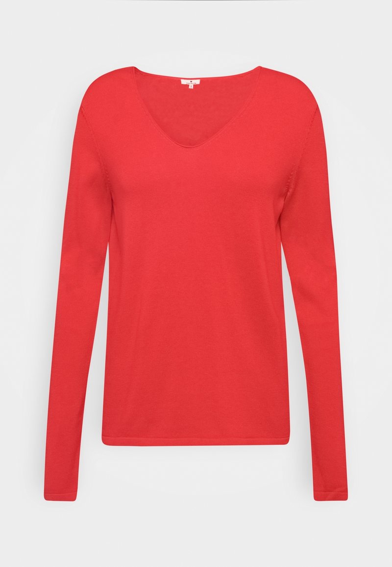 Pull femme à manches longues, rouge uni, col en V avec une coupe ajustée, présenté sur un fond gris clair uni.