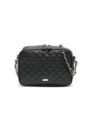 Borsa a tracolla trapuntata nera con tracolla a catena argentata e chiusura con doppia cerniera su sfondo bianco.