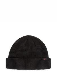 Sort strikket beanie med en foldet kant, der har ribbede strukturer og et lille mærke på siden. Blødt, varmt materiale.