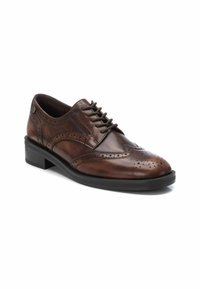 Zapato de vestir de cuero marrón con detalles perforados, diseño de cordones, punta redonda y un bajo tacón de goma negra. Acabado suave y pulido.