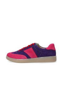 Zamszowe sneakersy z różowo-fioletową cholewką, czerwonymi sznurówkami, dwoma ukośnymi paskami i gumową podeszwą. Akcenty w kontrastowych kolorach.