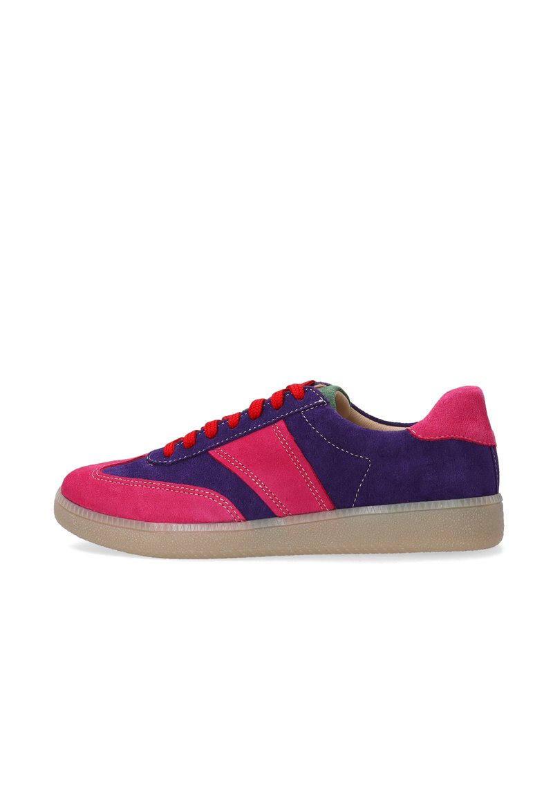 Zamszowe sneakersy z różowo-fioletową cholewką, czerwonymi sznurówkami, dwoma ukośnymi paskami i gumową podeszwą. Akcenty w kontrastowych kolorach.