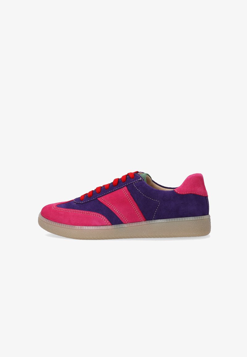 Wildledersneaker mit pinkem und lila Obermaterial sowie roten Schnürsenkeln, zwei diagonalen Streifen und einer Gummisohle. Akzente in kontrastierenden Farben.