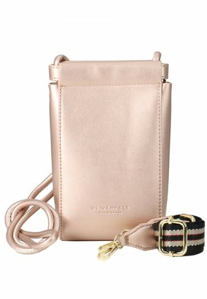 Sac à main en or rose avec une finition en cuir lisse, design vertical, bandoulière détachable avec des accents noirs et rouges, et logo embossé à l'avant.