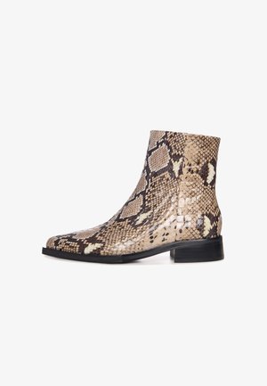 Schlangenleder-Ankle-Boot mit spitz zulaufender Zehenpartie, glänzender Oberfläche, neutralen Beige- und Brauntönen, niedrigem schwarzen Absatz und strukturiertem Muster.