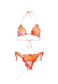 Costume da bagno a due pezzi dalle vivaci tonalità rosso-arancio con un motivo marmorizzato. Il top ha bordi arricciati, mentre il fondo presenta lacci.
