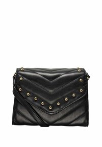 Borsa a tracolla nera in pelle sintetica con design a zigzag, borchie dorate lungo il flap e una tracolla staccabile per maggiore versatilità.