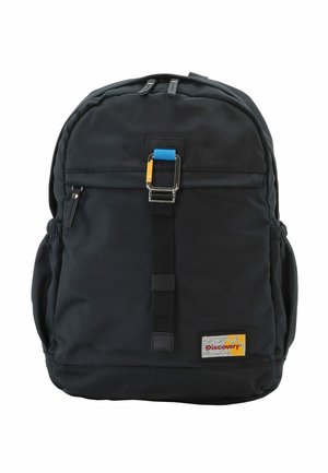 Zaino nero realizzato in tessuto resistente. Presenta una fibbia anteriore, spallacci regolabili e una patch con logo. Include tasche laterali.