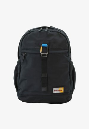 Schwarzer Rucksack aus strapazierfähigem Stoff. Verfügt über einen Frontverschluss, verstellbare Träger und einen Aufnäher mit Logo. Enthält Seitentaschen.