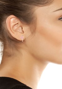 Orecchino a forma di fenicottero rosa con accenti in argento, caratterizzato da dettagli in smalto e un design minimalista. Leggero e fantasioso.