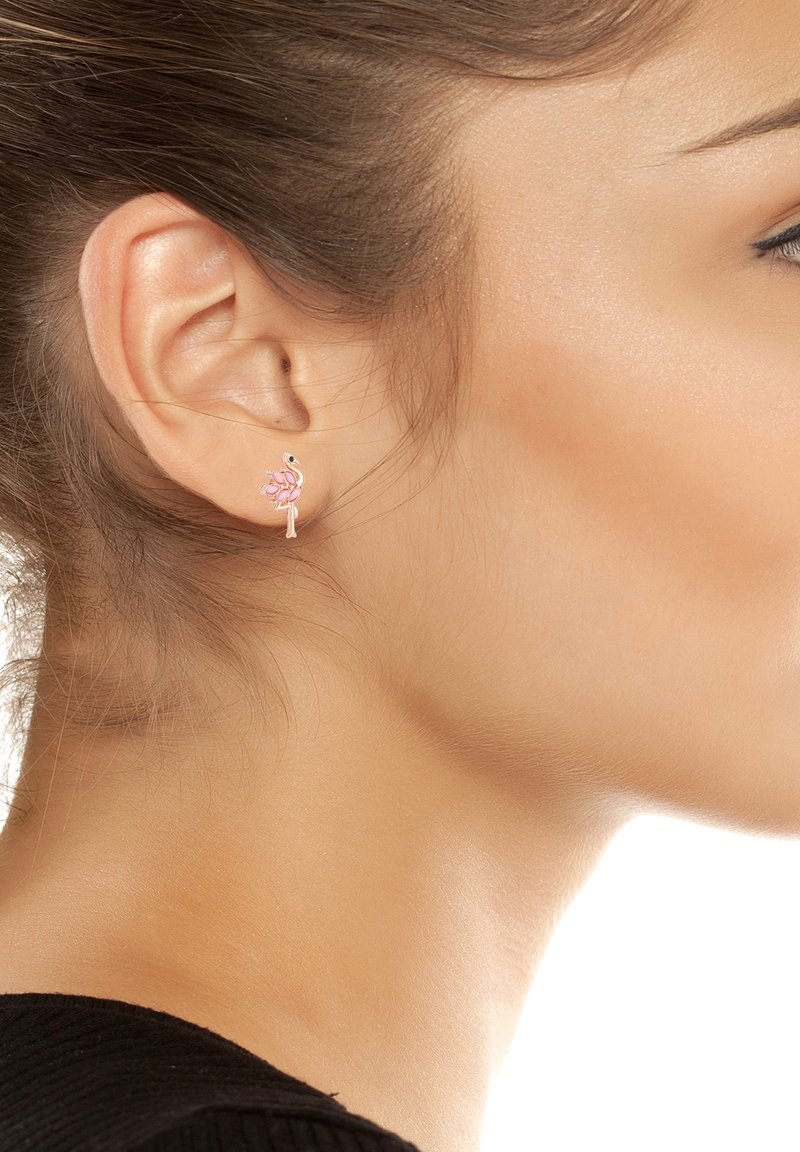Orecchino a forma di fenicottero rosa con accenti in argento, caratterizzato da dettagli in smalto e un design minimalista. Leggero e fantasioso.
