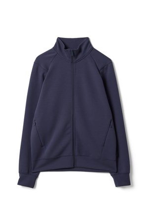 Giacca blu navy con zip, maniche lunghe, collo alto e tasche laterali con zip, mostrata distesa su sfondo bianco.