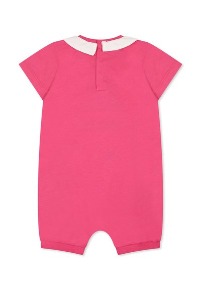 Jumpsuit rosa a maniche corte con colletto alla Peter Pan, chiusura a scatto sul retro e gambe ripiegate per un look aderente. Realizzato in morbido cotone.