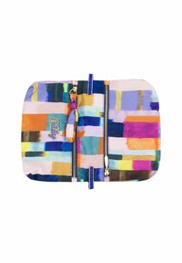 Pochette rectangulaire colorée avec un motif abstrait de coups de pinceau, deux fermetures éclair dorées visibles et une petite languette en tissu violet.