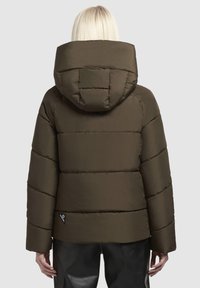 Olivově zelená péřová bunda s velkou kapucí, prošívaný design, volný střih a postranní štítek s logem. Hladká, matná textura a krátká délka.