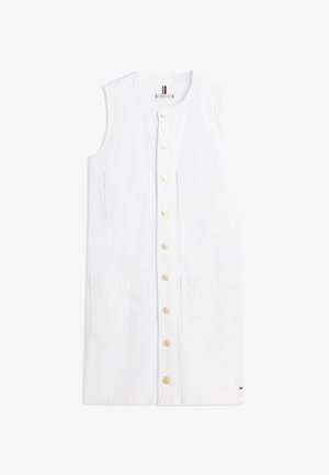 Mouwloze witte jurk met knoopsluiting aan de voorkant, ronde halslijn en vier opgestikte zakken, gemaakt van een gestructureerde stof.