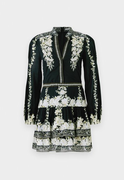 Vestido preto com mangas longas, bordados florais brancos, corpete ajustado e saia em camadas. Detalhes notáveis incluem um colarinho alto e acabamentos estampados.